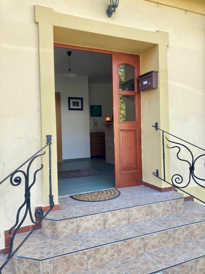 Guesthouse Mikulas Mikulov - Free Parking In The City Center エクステリア 写真
