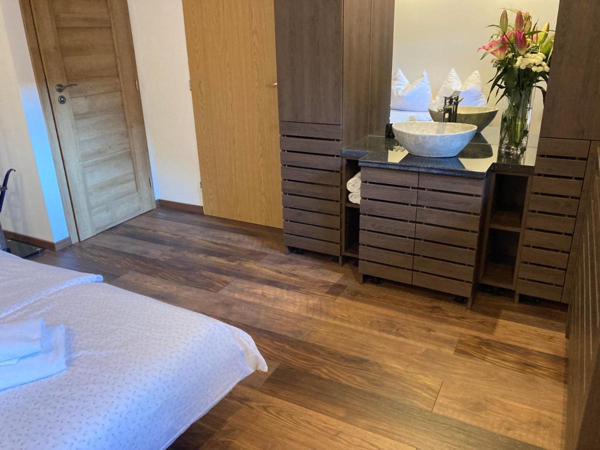 Guesthouse Mikulas Mikulov - Free Parking In The City Center エクステリア 写真