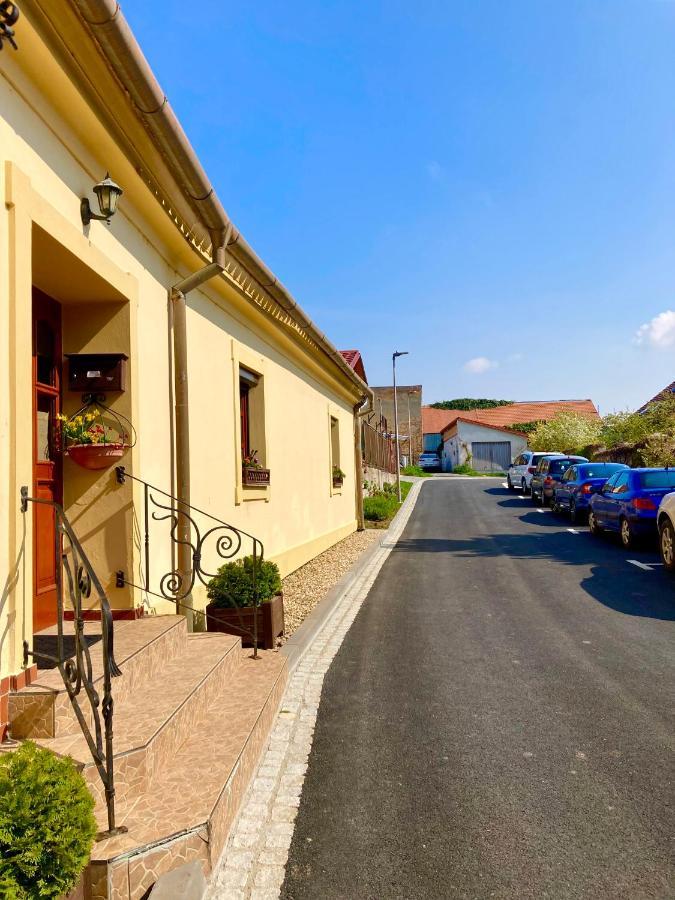 Guesthouse Mikulas Mikulov - Free Parking In The City Center エクステリア 写真