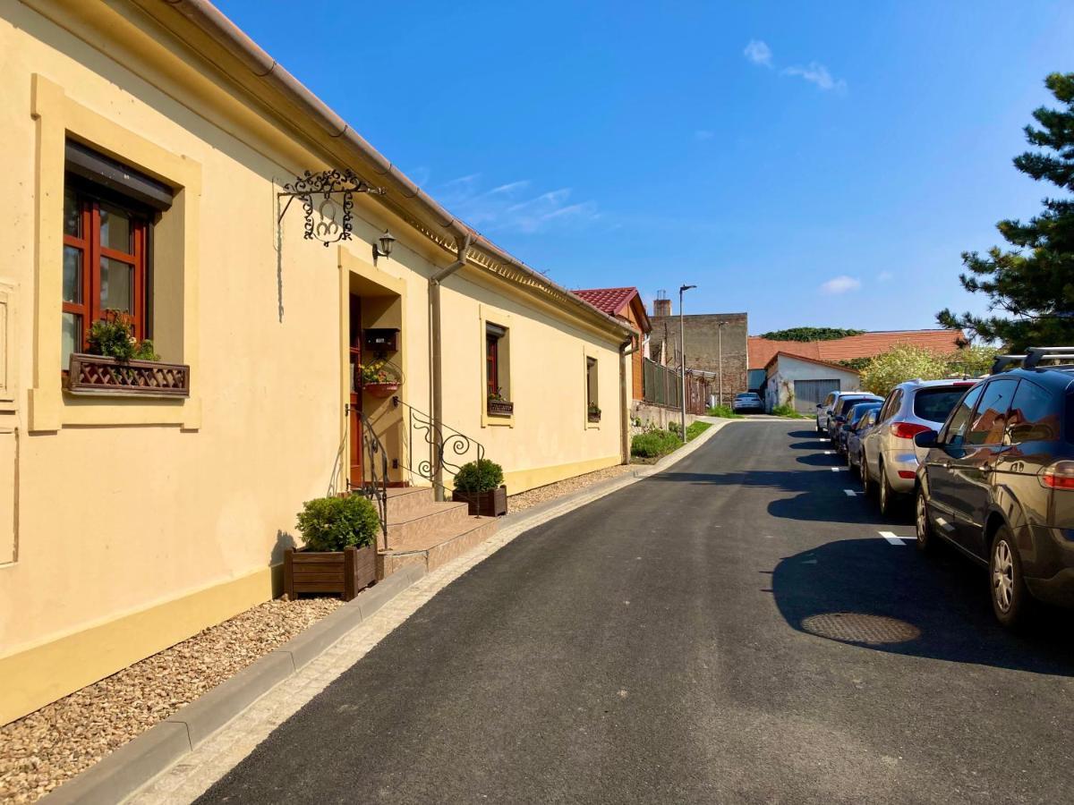 Guesthouse Mikulas Mikulov - Free Parking In The City Center エクステリア 写真
