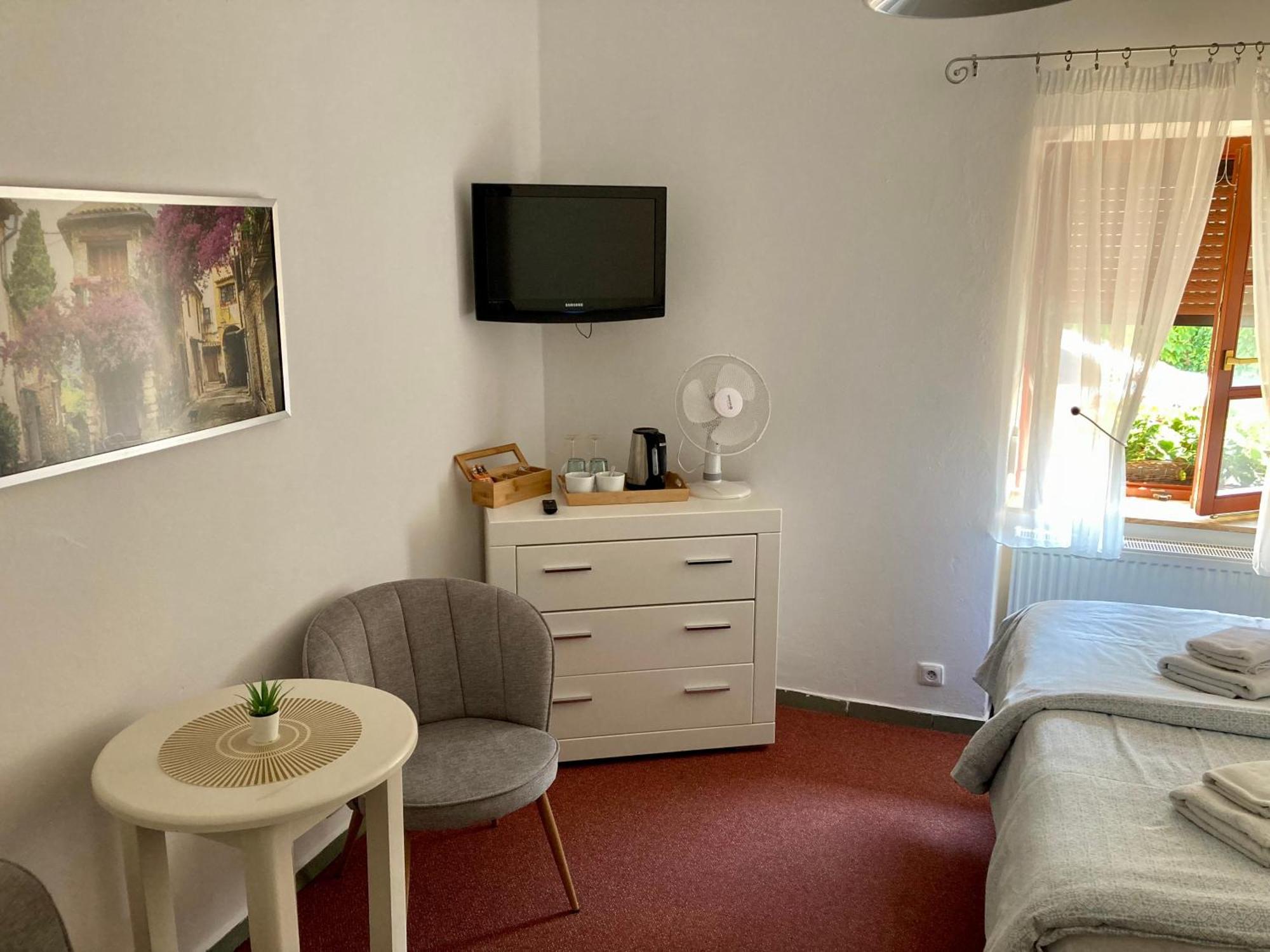 Guesthouse Mikulas Mikulov - Free Parking In The City Center エクステリア 写真